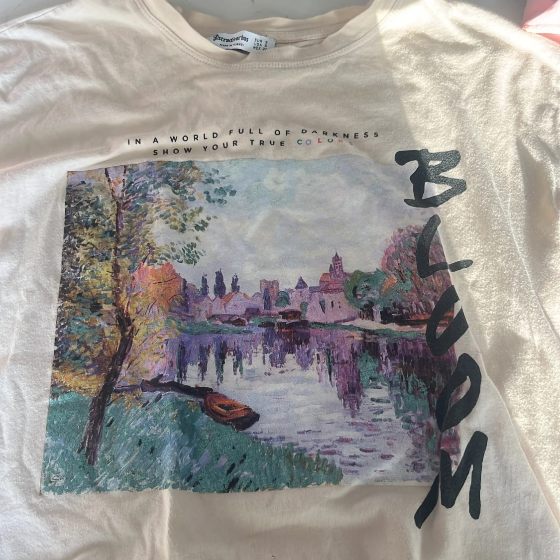 Beige t-shirt med konstmotiv från Stradivarius - 3