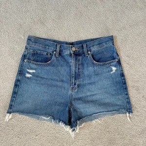 Jeansshorts - Jeansshorts från uniqlo. Storlek 28, passar s/m. Perfekta till sommaren!