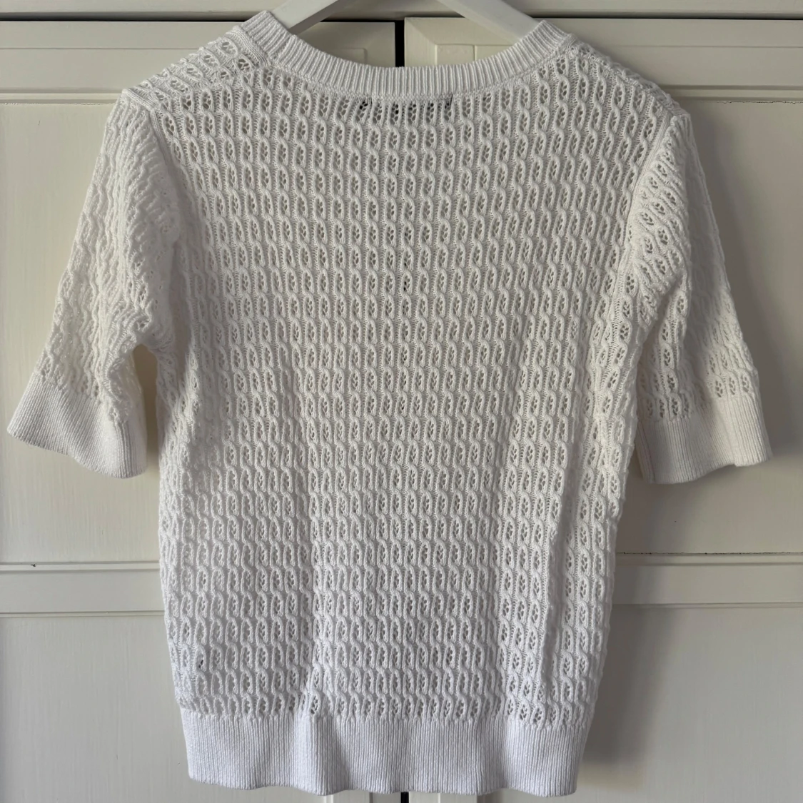 Vit stickad topp med kort ärm - 2