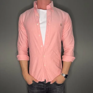 Ralph lauren skjorta - Hej säljer nu min fina Ralph lauren skjorta i storlek S. Den är i nyskick och kommer vara otroligt snygg på sommaren. Nypris cirka 1600kr! Vi kommer att sälja liknande produkter nu i sommar så glöm inte följa profilen!🌊🍾