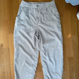 Beiga manchesterbyxor från H&M - Snygga beiga manchesterbyxor från H&M i storlek 36. Byxorna har hög midja, raka ben och klassiska fickor fram och bak. 