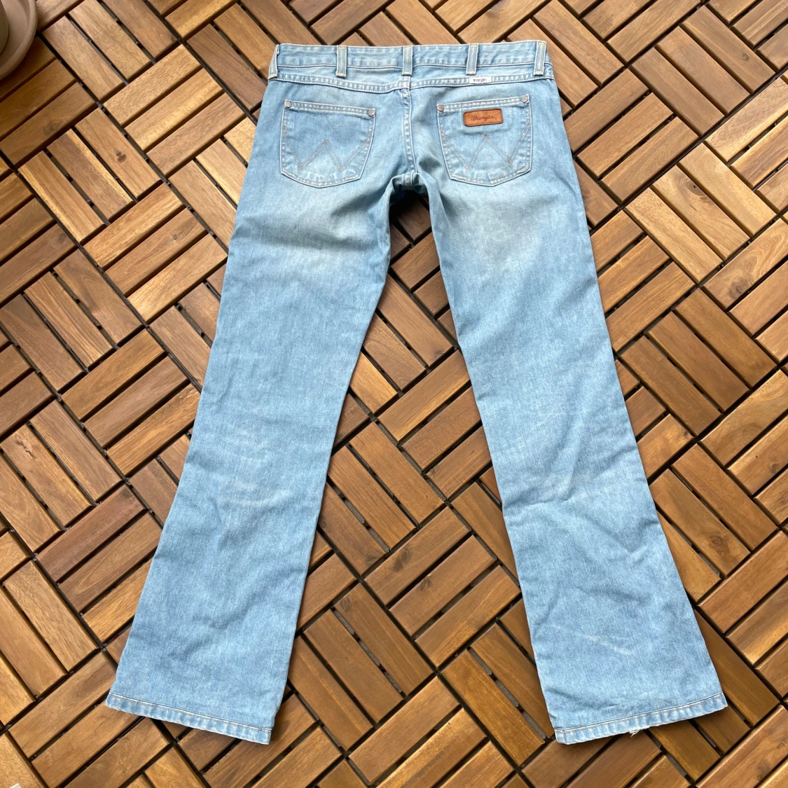 Ljusblå bootcut jeans från Wrangler - 1