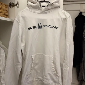 Vit hoodie från Sail Racing - Vit hoodie från Sail Racing. Storlek: M bra skick 