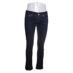 Mörkblå bootcut jeans från LTB - Snygga mörkblå jeans från LTB med bootcut passform. Klassisk femficksmodell med kontrastsömmar och coola detaljer på bakfickorna. Jeansen har låg midja och är tillverkade i stretchig denim för en bekväm känsla. köpta på sellpy men inte min strl tyvärr