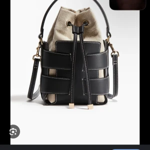 SÖKER‼️svart bucket bag hm - Söker denna svarta väskan från hm, bara att höra av sig om man är sugen på att sälja💕