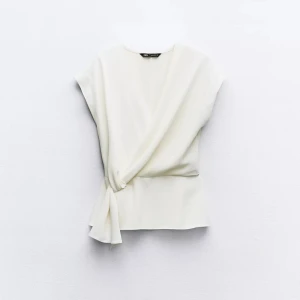 Vit omlottopp från Zara - Populär och efterfrågad topp från Zara, aldrig använd 