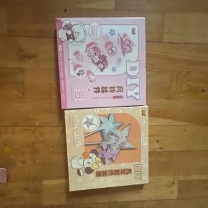 DIY Wind Chimes & Pinwheels (2-pack, kinesiska) - Två kreativa DIY-böcker på kinesiska med söta illustrationer. Perfekt för dig som gillar att pyssla och skapa egna vindspel och snurror. Instruktioner och materialidéer för roliga projekt – perfekt för unga som vill testa något nytt och dekorera sitt rum.