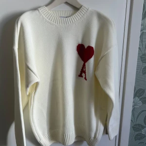 Ami Paris sweatshirt  - Säljer min stiliga Ami Paris sweatshirt som är perfekt inför sommaren och hösten. Den är som nyskick och riktigt stilig om du frågar mig. Hör av er vid fler frågor eller funderingar.