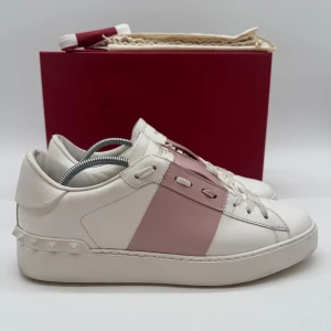 VALENTINO OPEN SNEAKERS - Valentino open sneakers - Skick: 9,8/10 - Storlek 40 - Tillbehör: Box, kort - Nypris 7700kr - deluxecloset 