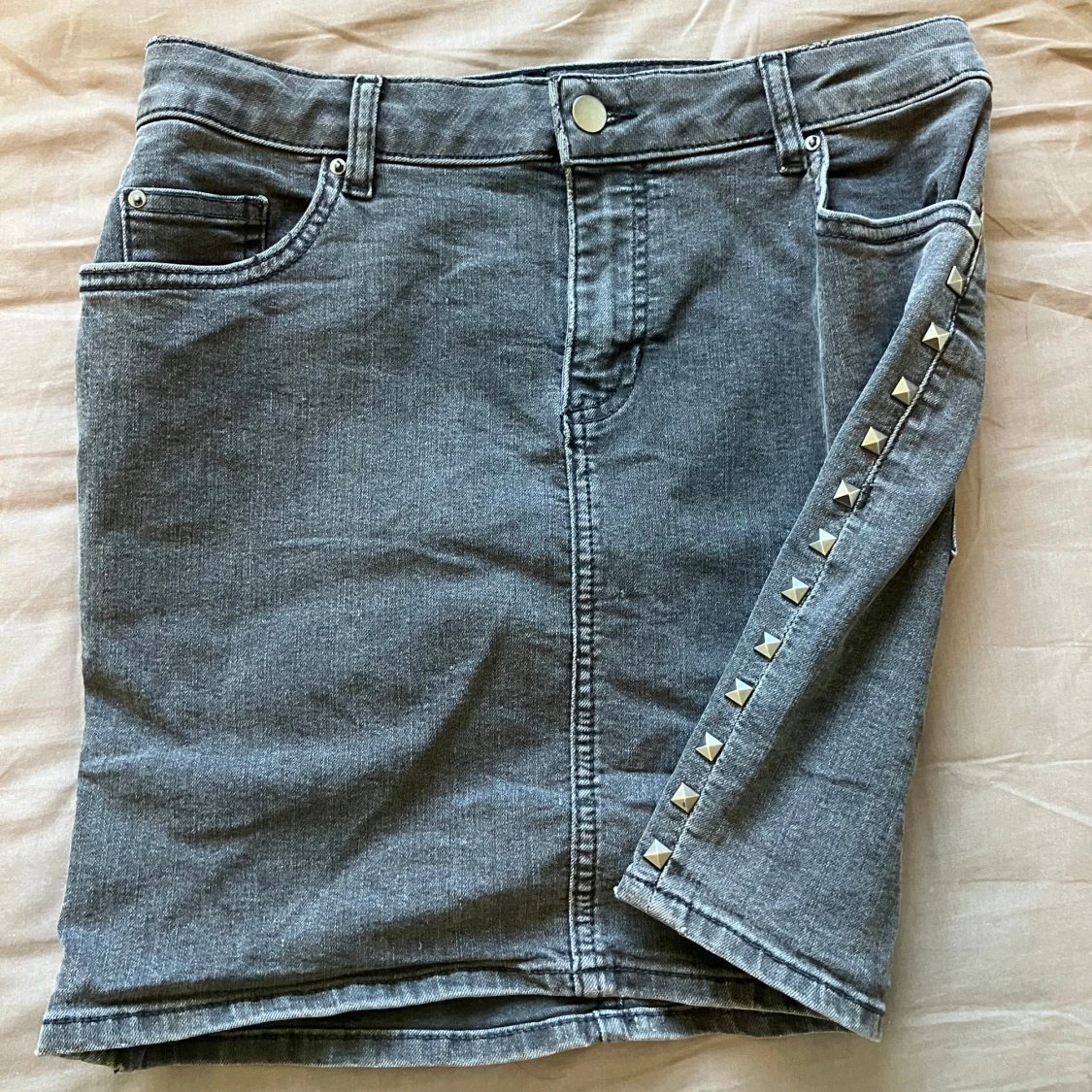 Grå jeanskjol med nitar - 3