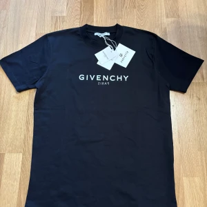 Givenchy T-shirt - Hög kvalité t shirt i storlek S. Går att ordna storlekar : S , M , L