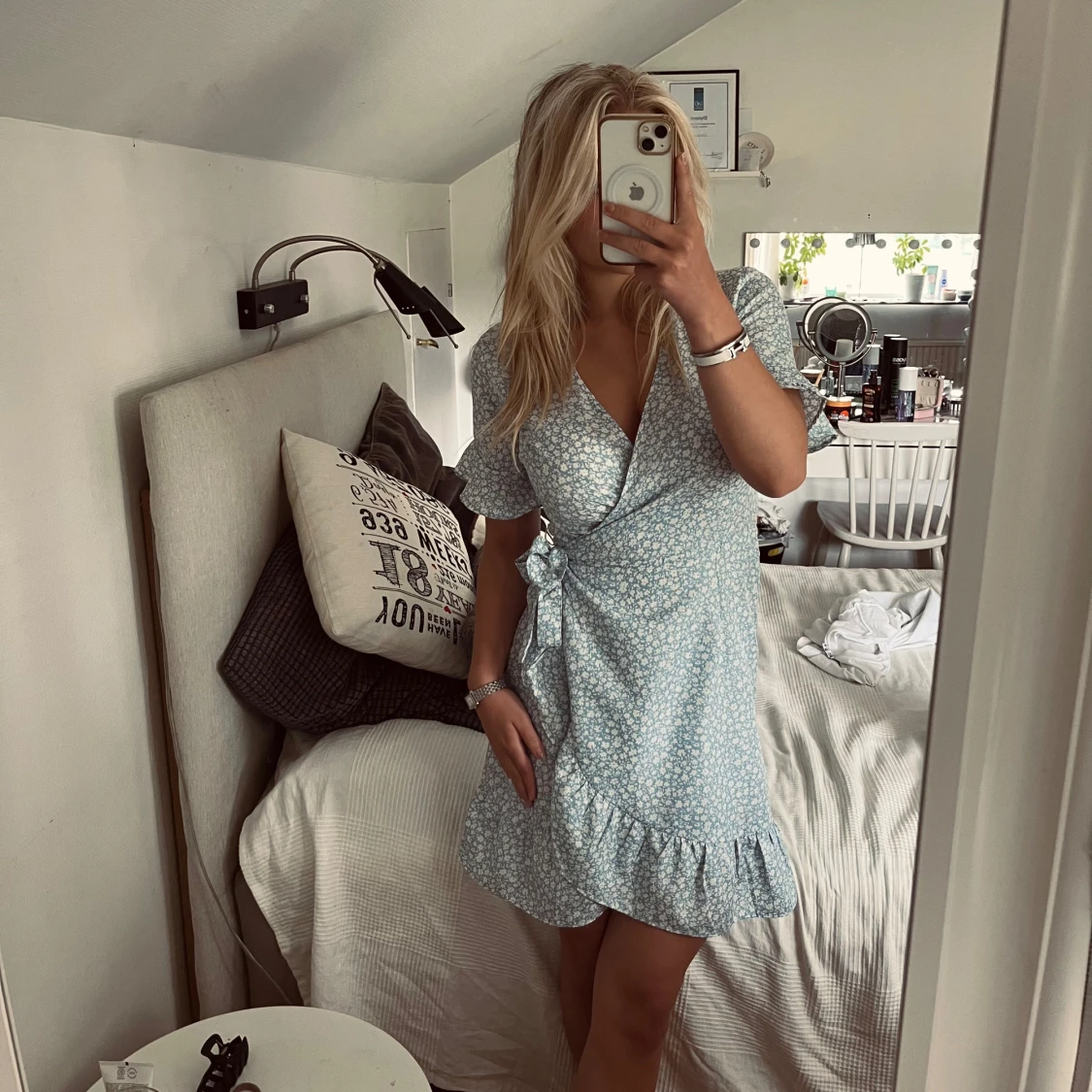 Blå blommig omlottklänning med volang - 1