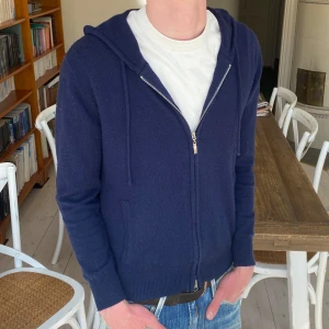 Kashmir hoodie - Snygg kashmir hoodie i fint skick 🙌 Skriv vid fråga 👍 👍 Storlek XS men skulle säga att den passar någonstans mellan S och XS, är lite nopprig, skriv för fler bilder 👍 