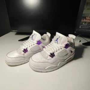 Air Jordan 4 Retro White/Purple – storlek 39 - Säljer mina Air Jordan 4 i vitt och lila, storlek 39. De är använda men fortfarande i bra skick. Sköna och passar bra till vardags eller om du gillar sneakers.