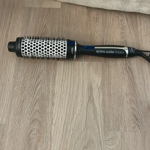Björn axen värmeborste - Säljer min björn axen värme då jag inte använder värme på håret. Endast använd 2 gånger. Köpt för 800kr. 38 mm