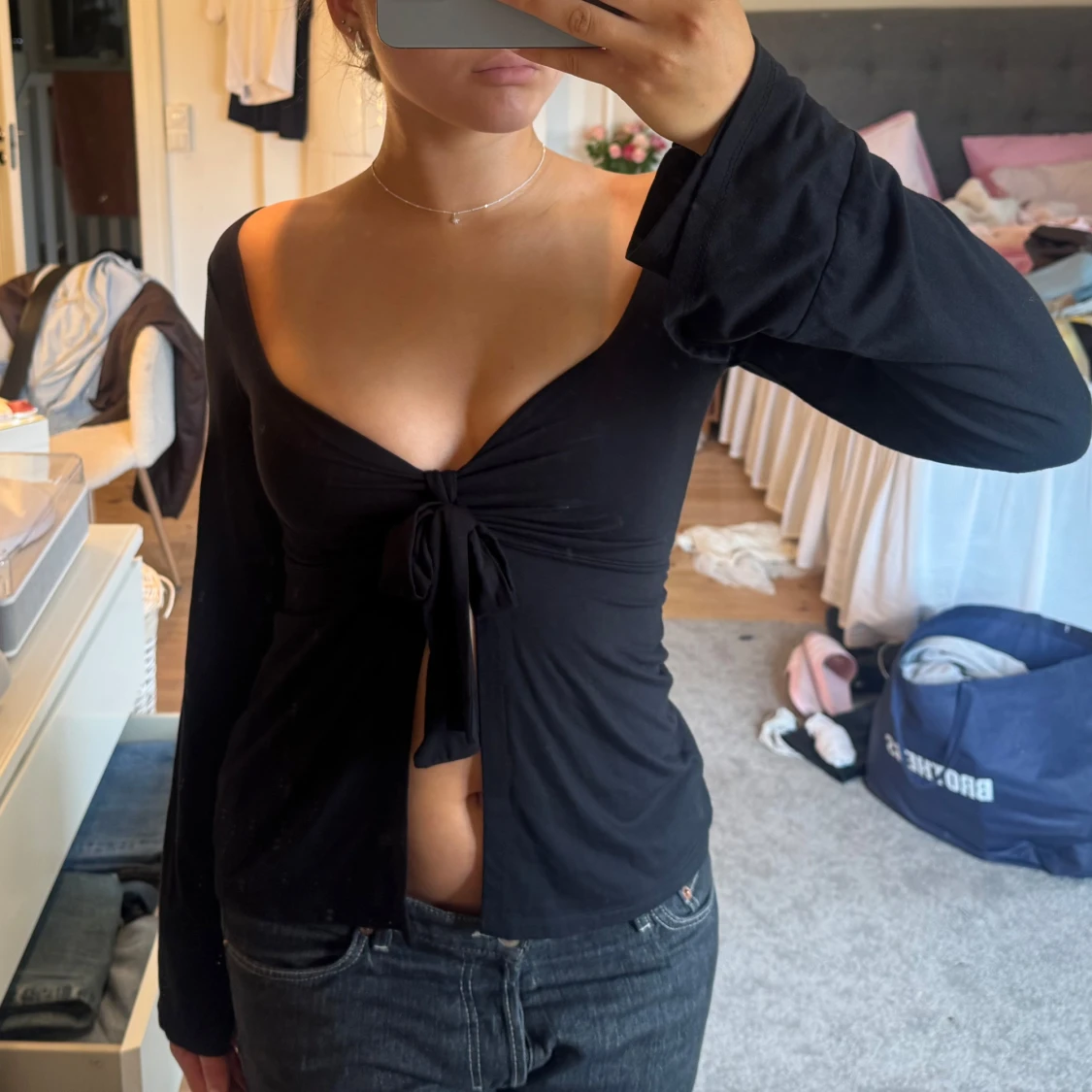 Svart topp med knyt fram