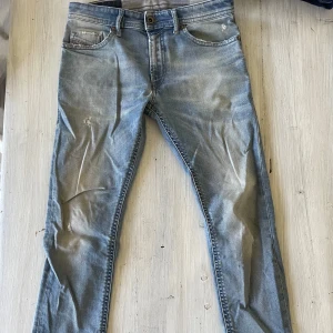 Diesel jeans - Säljer nu dessa nästintill helt oanvända jeansen från diesel i färgen ljusblå. Perfekt jeans val för dig som vill ha ett par nya snygga jeans nu till sommaren. Bara att hojta vid intresse! 