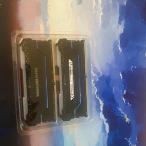Corsair Vengeance RGB PRO 32GB (2x16GB) DDR4  snygg prestanda i toppklass! - Två Corsair Vengeance RGB PRO RAM-minnen för datorer. Perfekt för dig som vill uppgradera din gaming-PC eller bygga en ny dator med snygg RGB-belysning och snabb prestanda. (2x16GB) DDR4, 3200MHz.