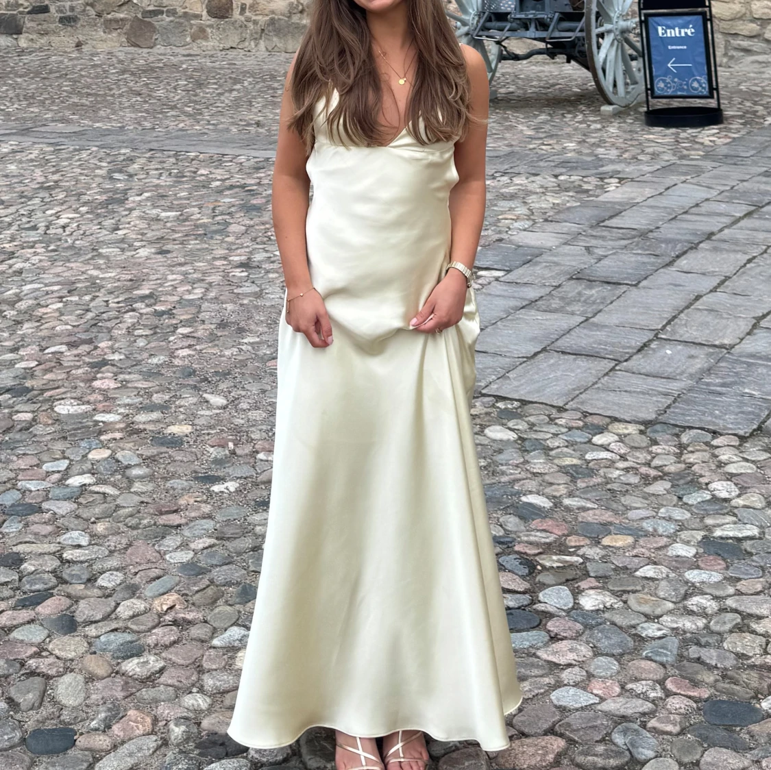 Ljus långklänning i satin med öppen rygg - 3