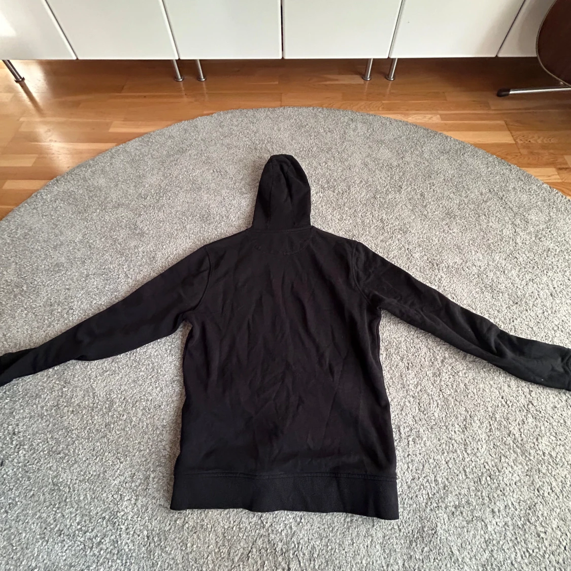 Svart hoodie från Lyle & Scott - 1
