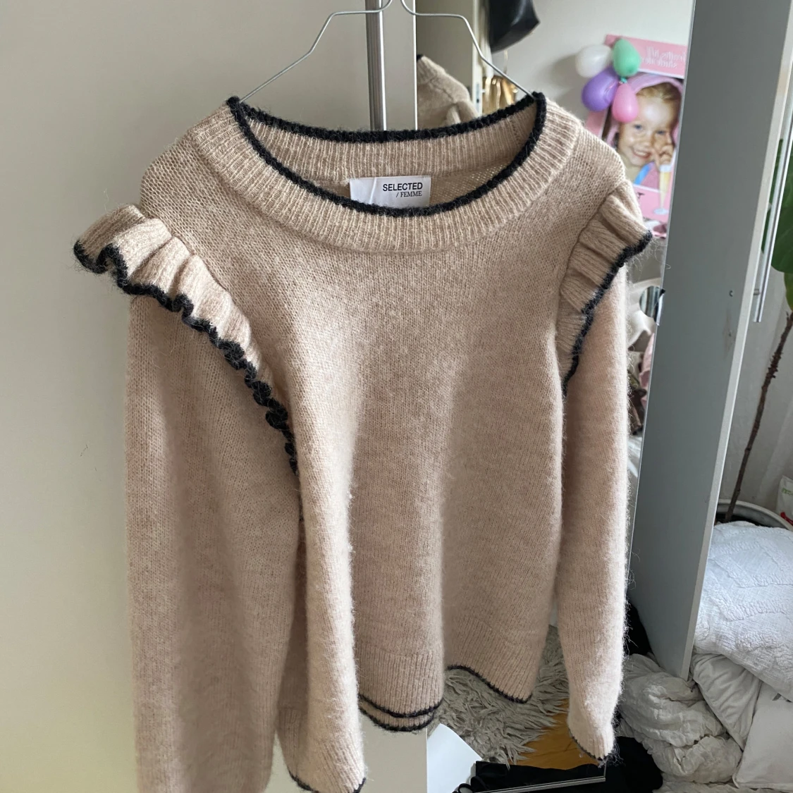 Beige stickad tröja med volang Selected Femme - 2