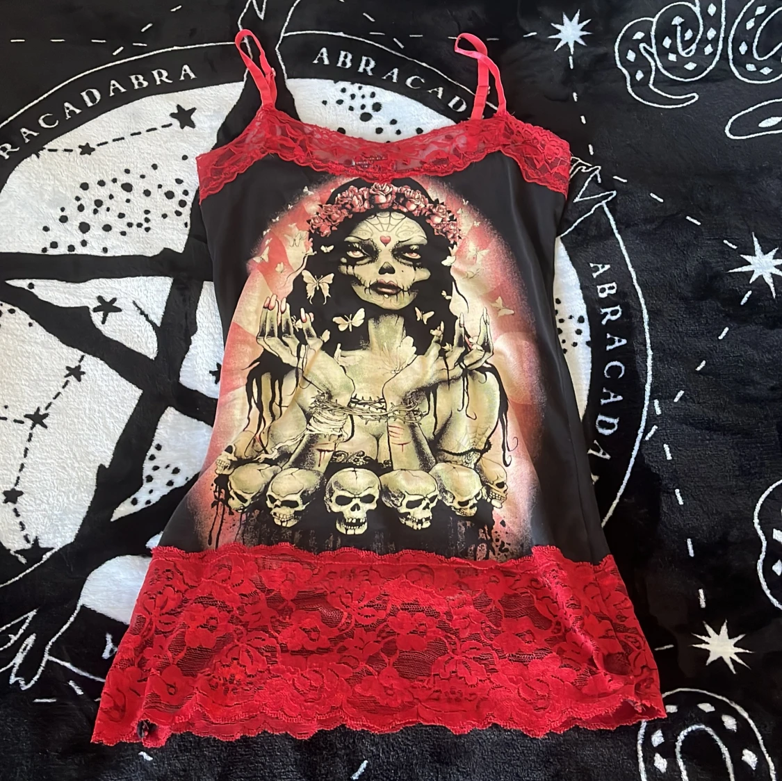 Svart och röd linneklänning Too Fast