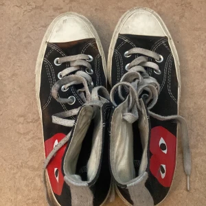 Converse Play x CDG svarta sneakers - Svarta Converse Play x Comme des Garçons sneakers med det ikoniska röda hjärtat med ögon på sidan.  Bra skick men behövs lite putsning