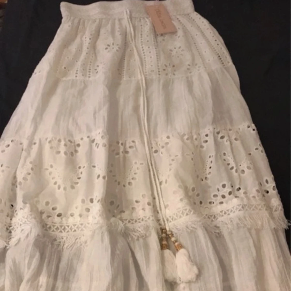 Vit långkjol med broderade detaljer