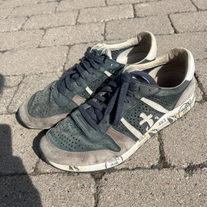 Premiata skor - Måste säga att jag aldrig varit mer nöjd med ett par skor än dessa. Har haft som som vardagsskor i ett år och kvaliten finns fortfarande. Har nu dock tröttnat på dom och ska köpa nya.