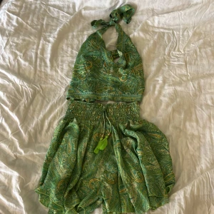 Grön paisley 2-piece med shorts och halterneck - 2-piece med justerbart knyte på ryggen och kjol-liknande shorts. använd en gång 💕 skriv vid frågor!