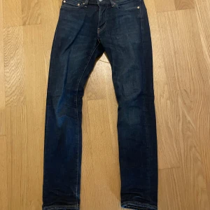 Levi's 511 mörkblå jeans W28 L32 - Säljer dessa Levi’s jeans då jag inte använder de längre. 9/10 skick. Kontakta vid funderingar och priset kan diskuteras.