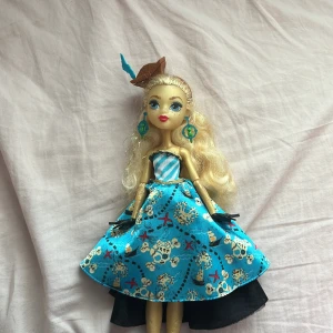 Monster High Tresura Jones  - Jättefin monster high docka från g2 som är i jättebra skick och har kompletta accessoarer. Köpt tillbaka vid 2016 när monster high dockor fortfarande såldes. Det går att ändra på dockans klänning, huvudaccessoar och skor. 💛