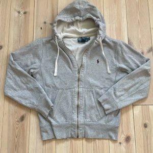 Ralph Lauren Zip Hoodie - En grå raffe zip i fint skick. Grå, storlek S. Passar till det mesta. Bara att skriva vid någon fråga 🙌
