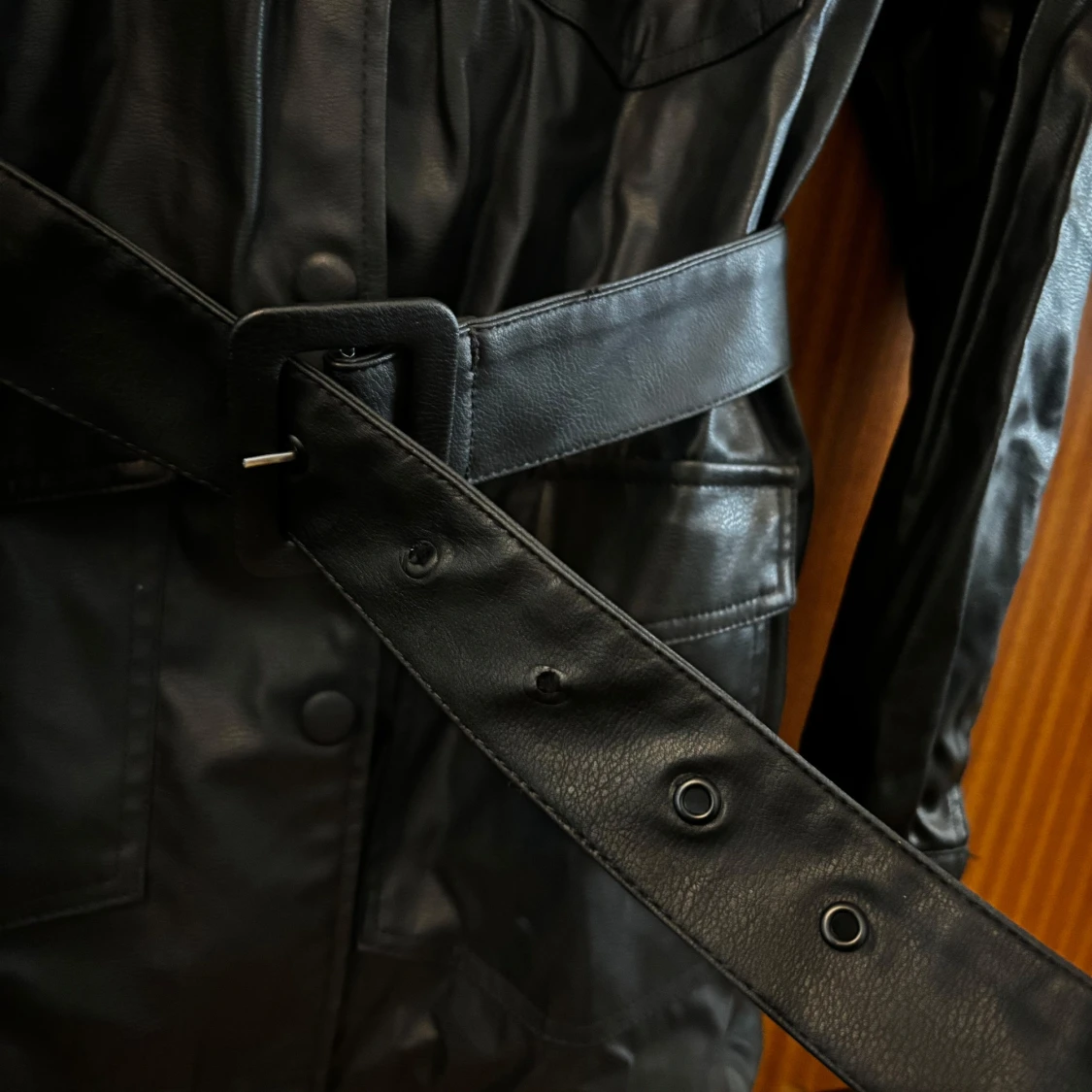 Svart skinnjacka med bälte - 1