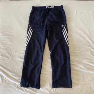 Vintqge adidas lågmidjade byxor  - Midja 39-40x2 cm, innerbenslängd 74-75 cm. Jag är 170 cm. Har lite slitage, dm för bild 🤍