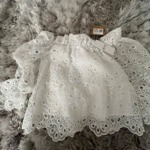 Vit offshoulder blus med broderi BYIC - Superfin blus från BYIC!!🩷🩷 aldrig använd och lappen är kvar