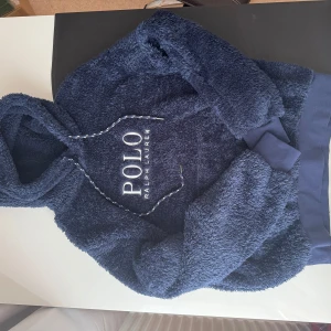 Fluffig hoodie från Polo Ralph Lauren - Den är helt oanvänd. Har varit i min garderob ett litet tag. Tänkt o använda den, men tänkte till slut att det är lika bra o sälja den så ja. Storleken är som S i relaxed fit, så funkar för M.