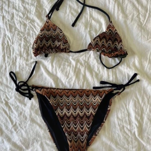 Mönstrad bikini  - Använd en gång! Underdelen är en S/M och överdelen en A/B kupa