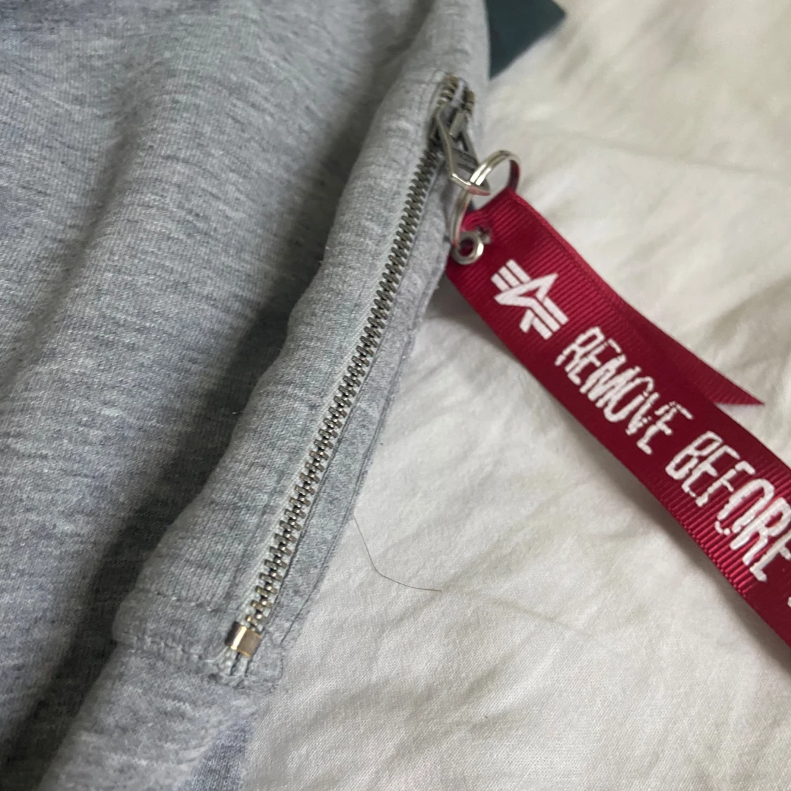 Grå sweatshirt från Alpha Industries - 2