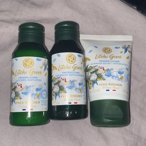 Yves Rocher Litchi Givré set - Obs tar endast emot SWISH! Set med tre produkter från Yves Rocher Litchi Givré: body lotion, duschgel och skrubb i gel. Alla med doft av fryst litchi. Flaskorna är gröna med vita etiketter och blommigt motiv. Helt oanvända:)!
