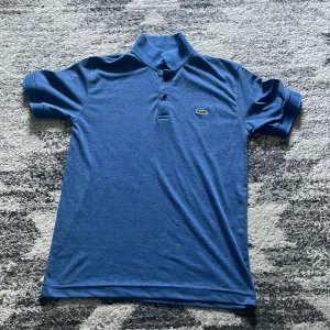 Lacoste piké - Säljer en blå Lacoste piké eftersom att jag inte använder den. Jag har bara provat den 1 gång och den är tvättad. Den är storlek L men funkar till M också eftersom att den är liten i storleken. Pris kan diskuteras