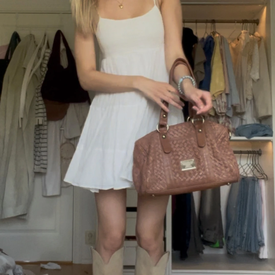 Vit kort sommarklänning med tunna axelband - 3