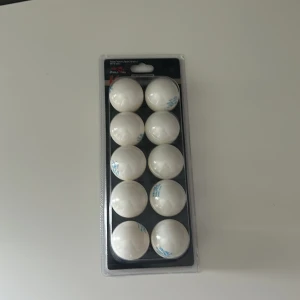 Pingisbollar  - Det här är ett paket med tio vita pingisbollar, perfekt för dig som vill ta ditt bordtennisspel till nästa nivå. Oavsett om du tränar eller spelar med vänner är dessa bollar ett måste för alla som gillar sport och aktivitet.