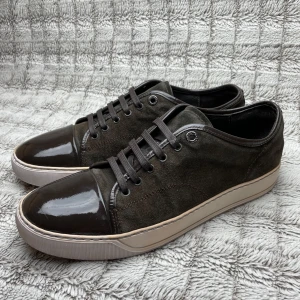 Lanvin skor  - Hej! Säljer nu dessa sjukt snygga Lanvin skor. Skorna är i toppskick! Vi rekommenderar att gå ner en storlek. Har ett begränsat antal boxar och dustbag! Hör gärna av dig vid frågor 