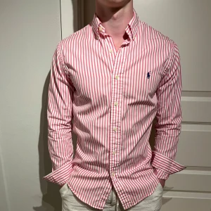 Ralph Lauren skjorta  - Säljer en skön rosa Raffe skjorta! | Mycket fint skick utan defekter! | Storlek S. | Ställ gärna frågor innan du köper!