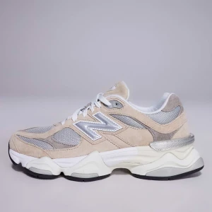 Beige New Balance 9060 sneakers - Snygga New Balance 9060 sneakers i beige mocka och mesh med vita och grå detaljer. Skorna har chunky sula, silverfärgad N-logga på sidan och vita snören. Perfekta för dig som gillar en sportig och trendig look med retrovibbar.