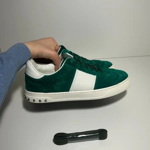 Valentino flycrew  - Valentino flycrew stl 39 men passar 40 brand new skick 10/10 sellsynt färg som ej går att få tag på längre, nya snören medföljer, bara att höra av er vid funderingar 