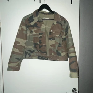 Militär grön jeans jacka från Gina tricot  - Super söt jeans jacka med militär mönster i storlek S,köpt från vinted men har beställt nu så kommer ej till användning.💕💕 