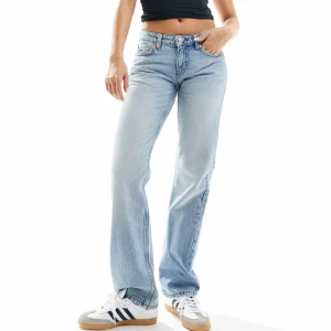 Weekday lowwaist arrow jeans  - Säljer ett par klassiska Levis 501 jeans i ljusblå tvätt. Jeansen har rak passform, normal midja och femficksdesign. Perfekta för en avslappnad och tidlös stil. Tillverkade i slitstarkt bomullsjeansmaterial.