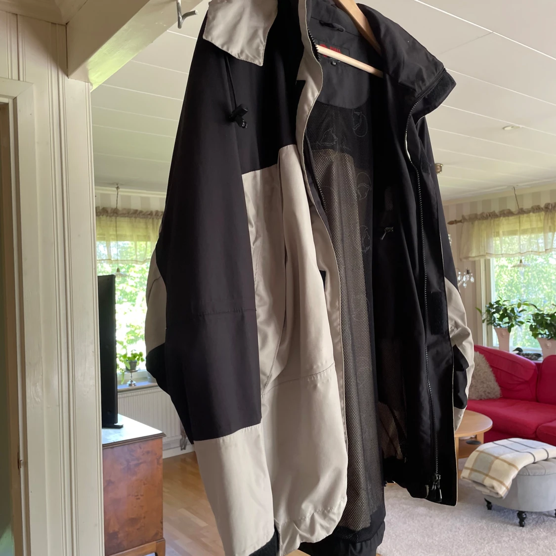 Svart och beige vindjacka från Fjällräven - 3